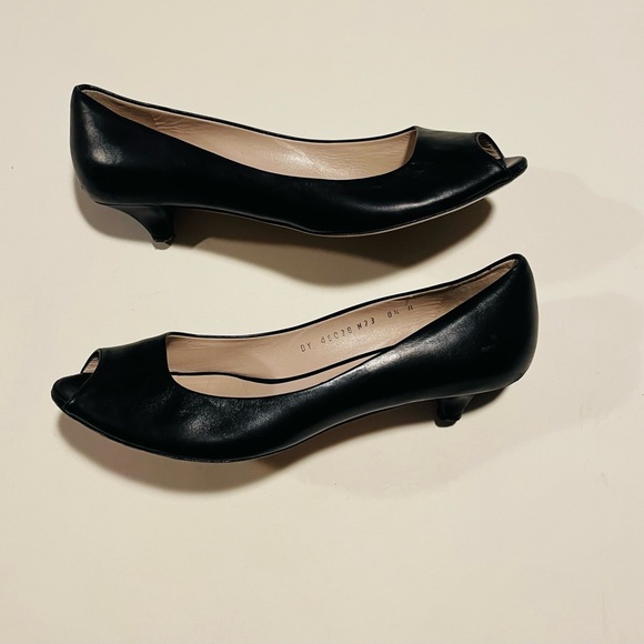 Salvatore Ferragamo Women’s Beautiful Classic Open Toe Slip On Heels Size 8.5B - Picture 4 of 7